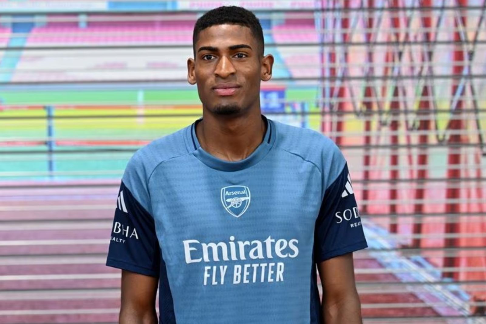 Mosquera con el Arsenal | Fuente: @Arsenal
