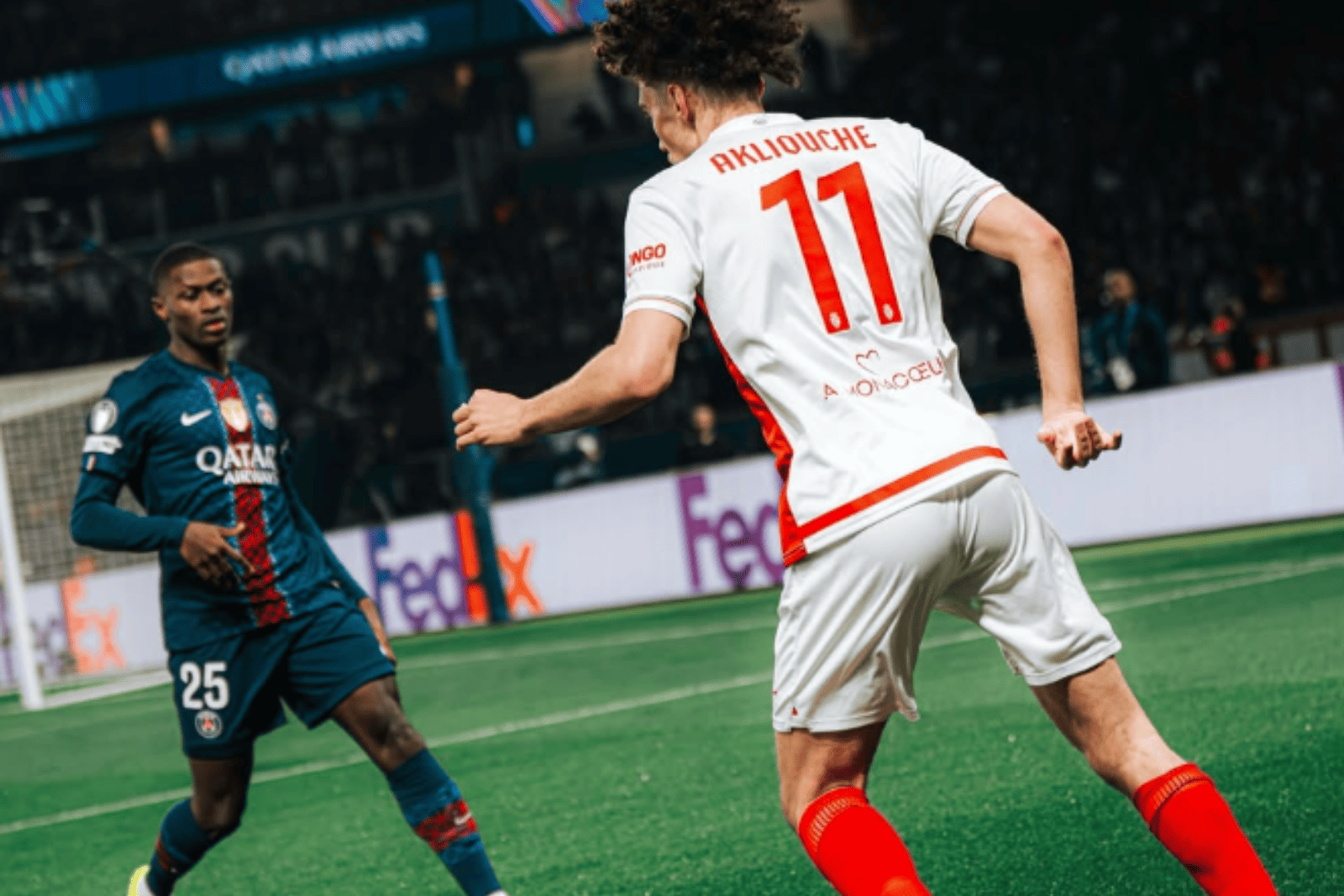 Akliouche enfrentándose a Nuno Mendes | Fuente (@maghnes.a, Canva)