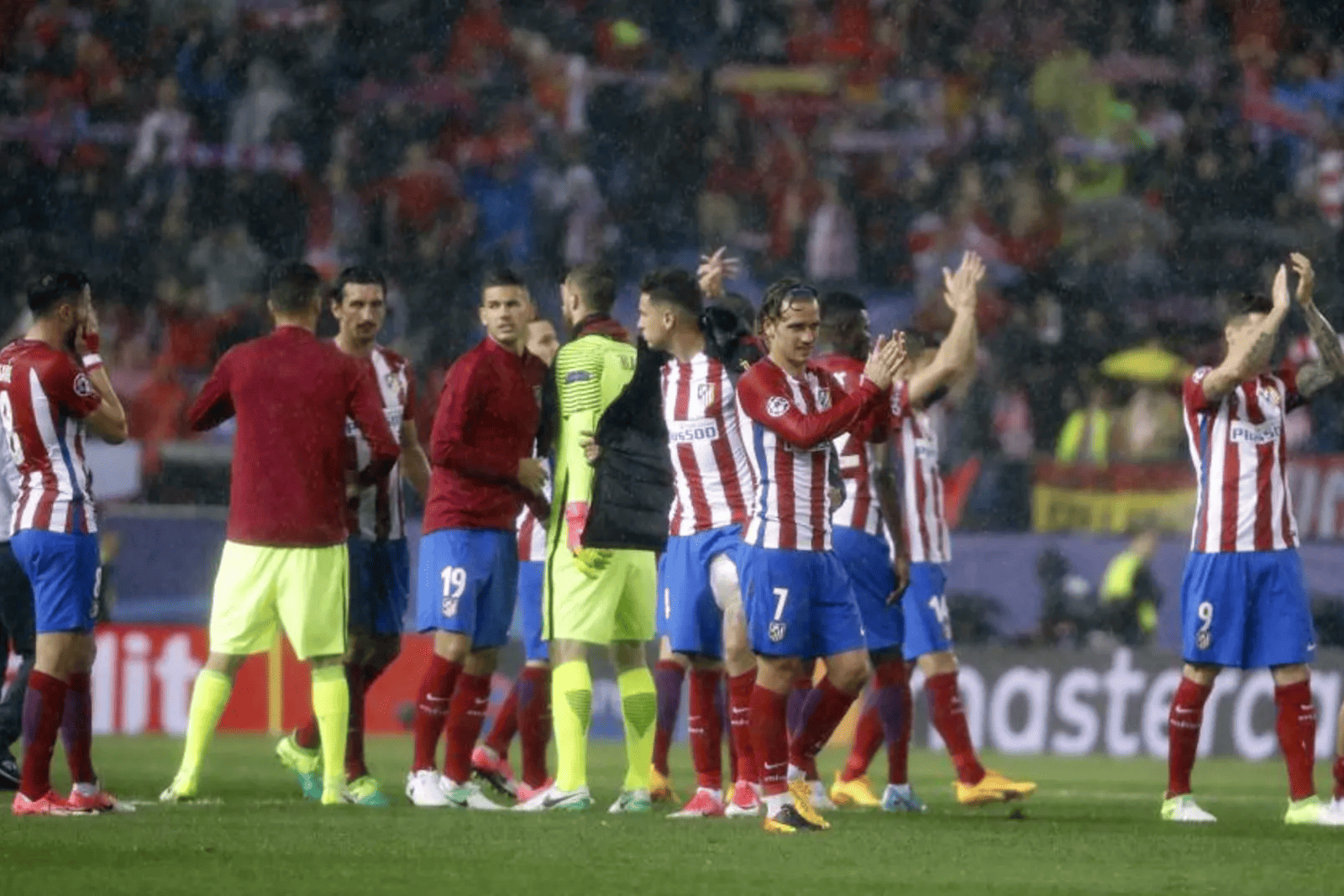Los jugadores rojiblancos agradeciendo a la afición el apoyo bajo la lluvia en 2017 | Fuente (X)