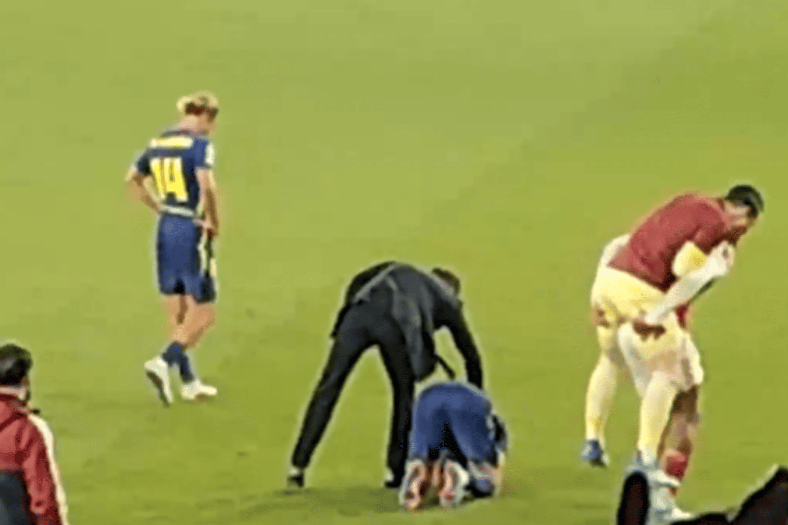 Simeone consolando a Hancko | Fuente (Sergio Picos, AS)