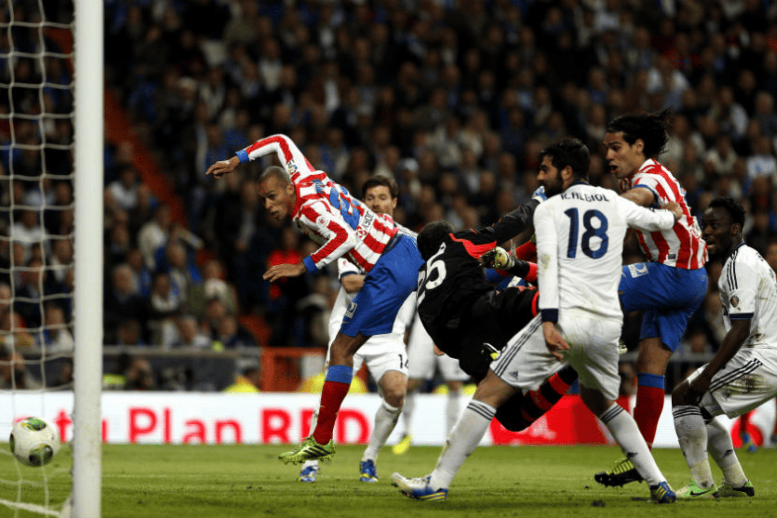 El cabezazo de Miranda en el Bernabéu | Fuente (Marca)