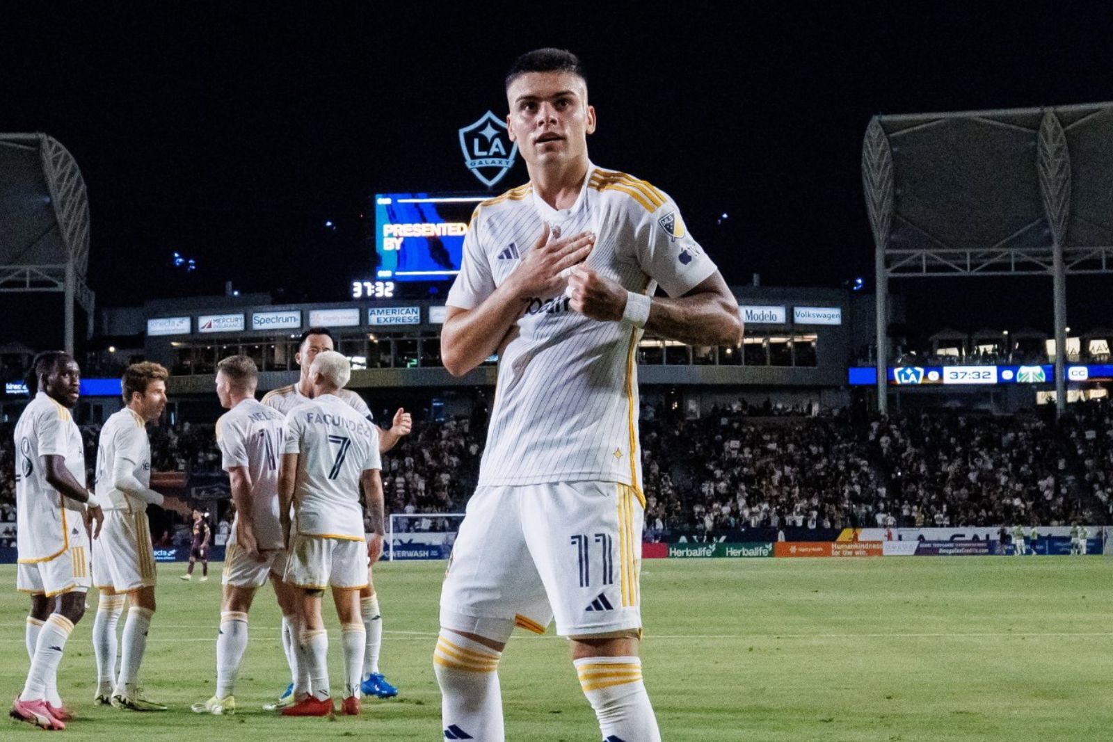Gabriel Pec celebrando un gol | Fuente (@LAGalaxy)