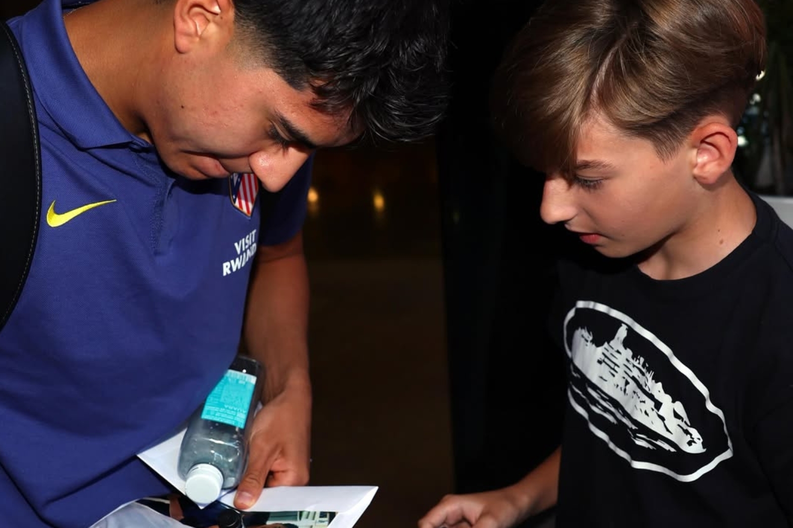 Obed Vargas, con un aficionado en su llegada a Vila-real | Fuente: (@Atleti)