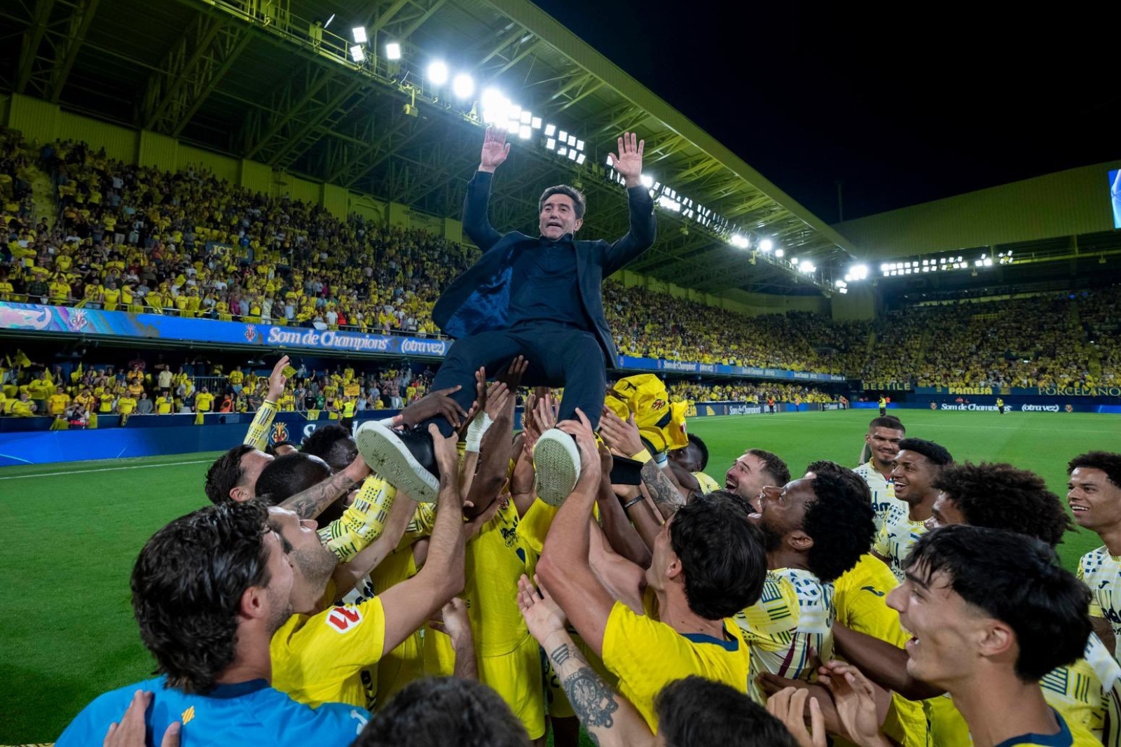Marcelino, manteado por sus jugadores en su despedida | Fuente: (@marcelino)