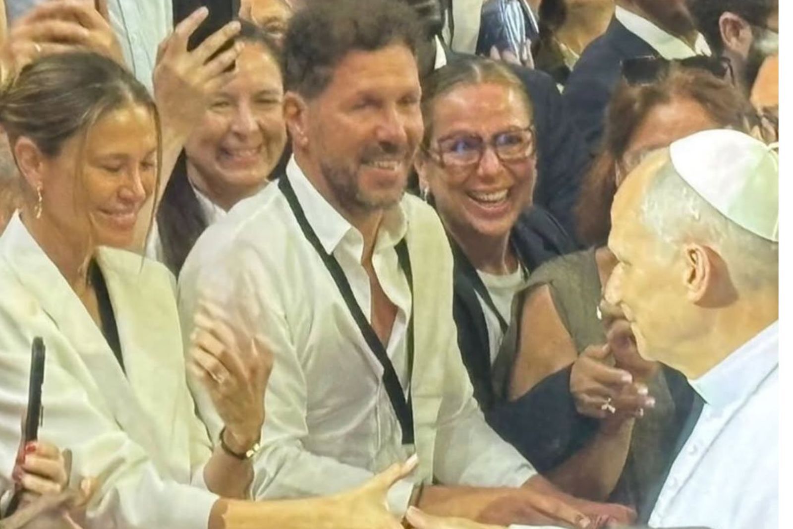 Simeone y Carla saludando a Leon XIV | Fuente (Carla Pereyra)