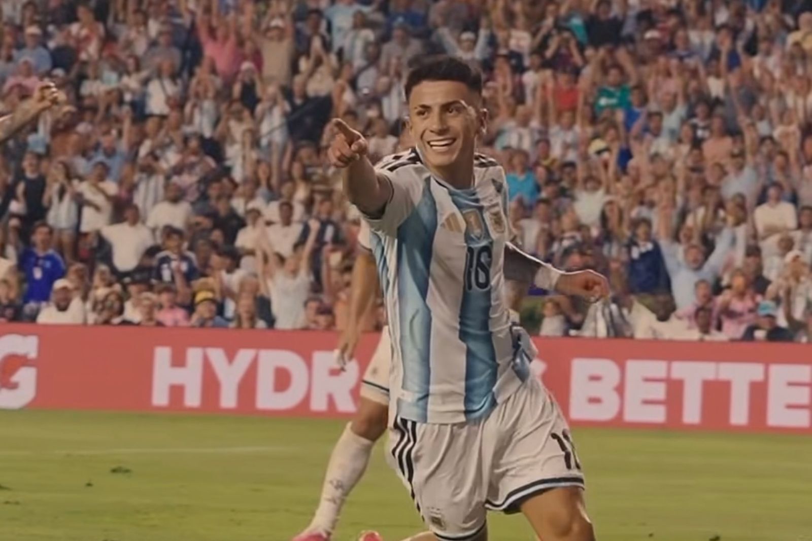 Almada celebrando su gol: X Atleti
