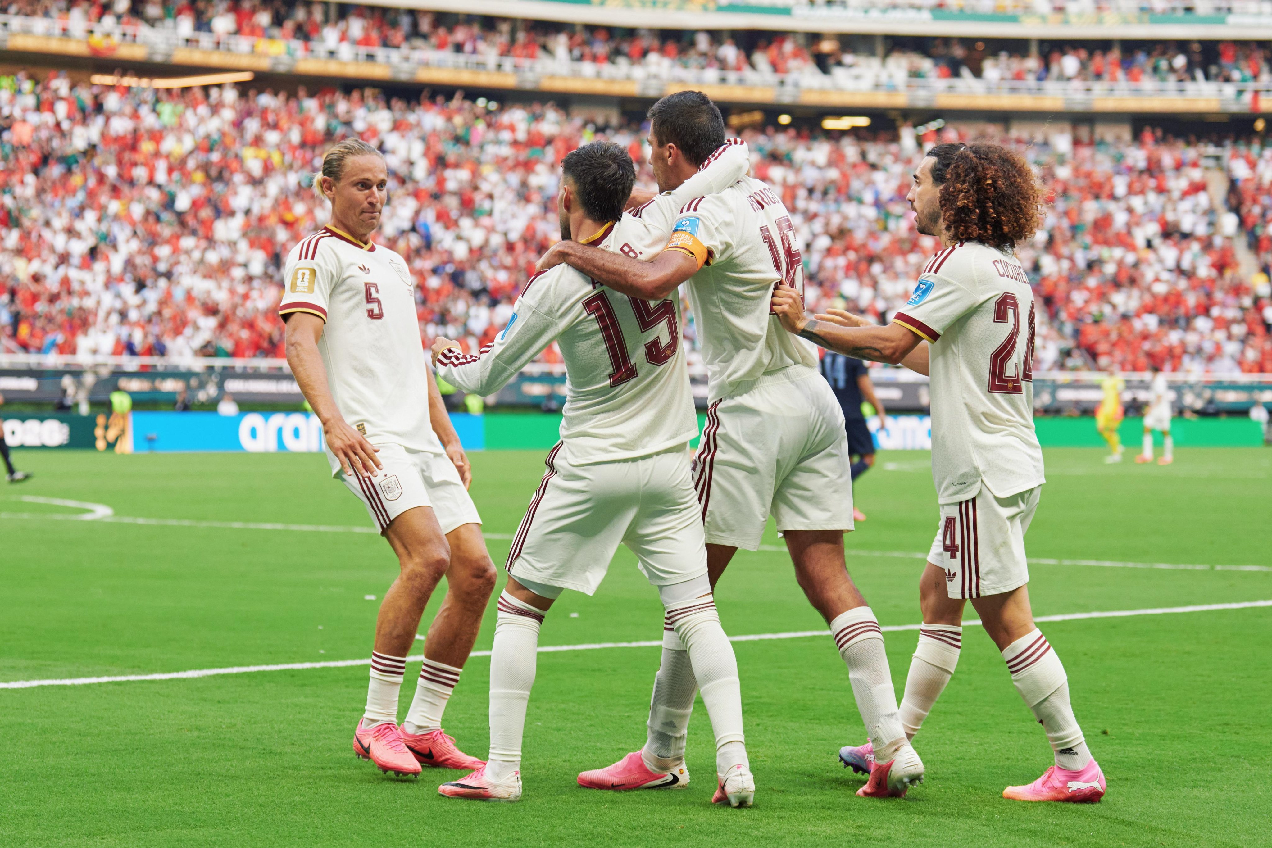 Llorente y Baena celebran el gol de España con el resto de compañeros | Fuente @SEFutbol