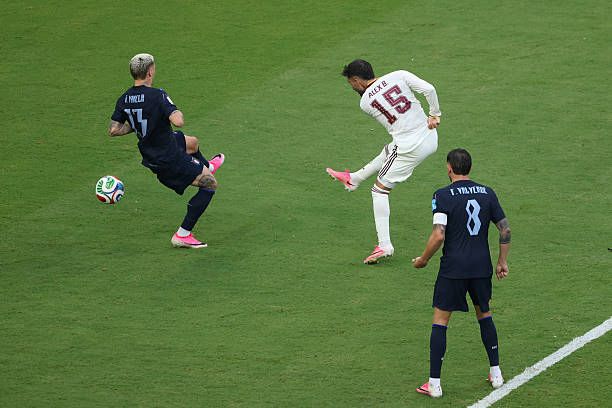 Álex Baena chuta a gol ante la atenta mirada de Valverde | Fuente SEFutbol / DAZN
