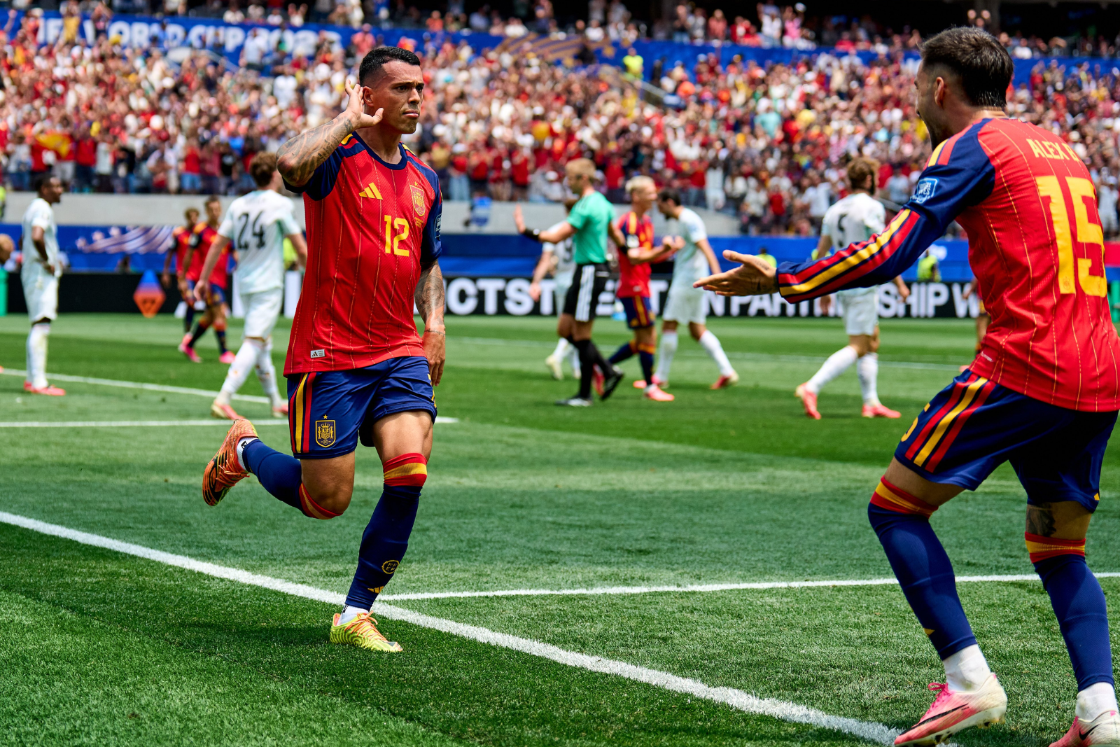 Álex Baena celebrando con Pedro Porro | Fuente (@SEFutbol)