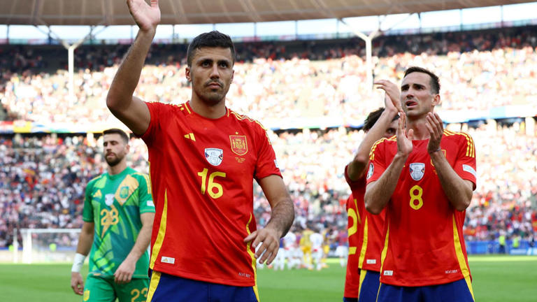 Rodri y Fabián celebran una victoria de España | Fuente SEFutbol