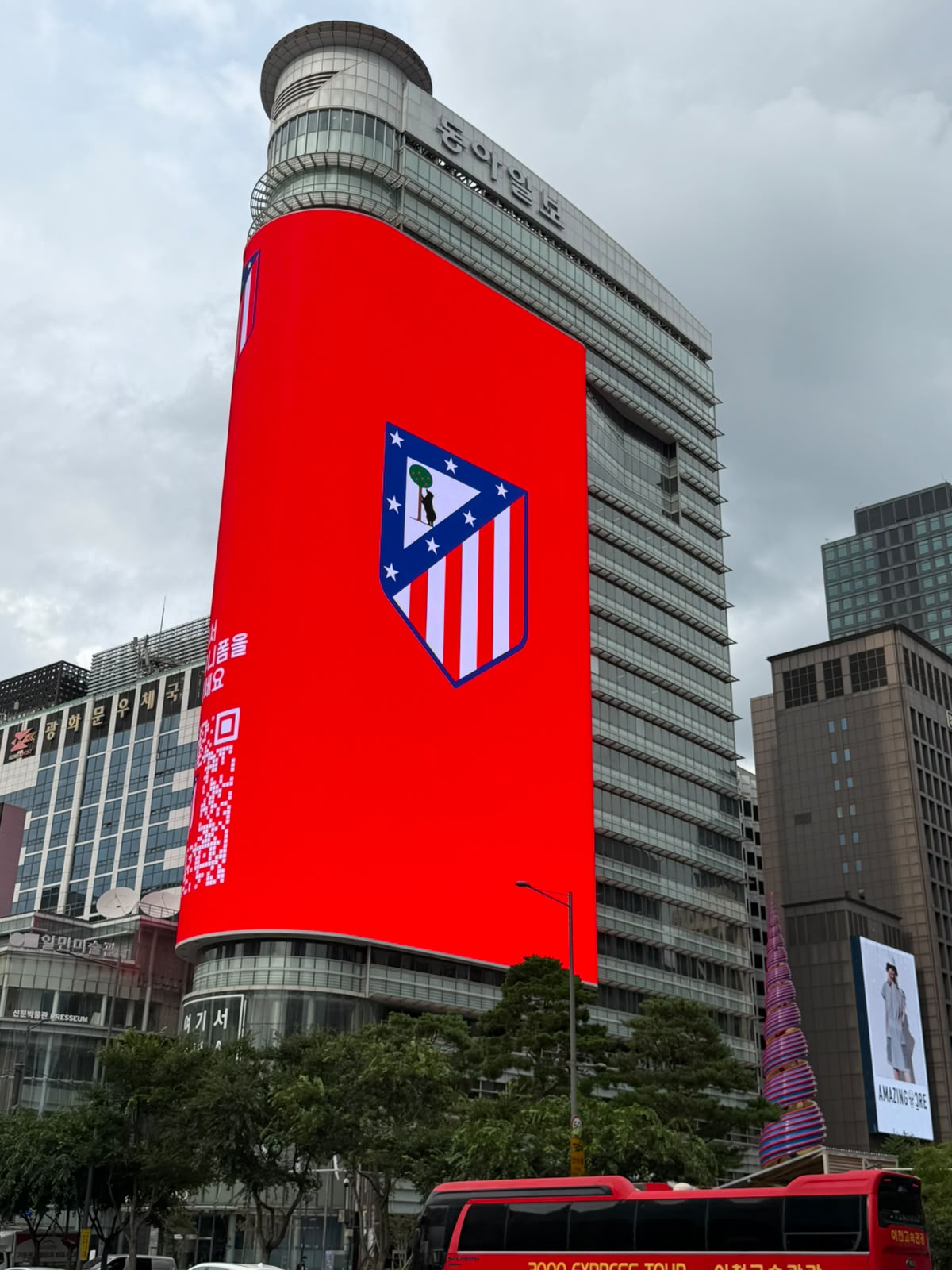 El monstruoso anuncio rojiblanco en Seúl Fuente : @Atleti