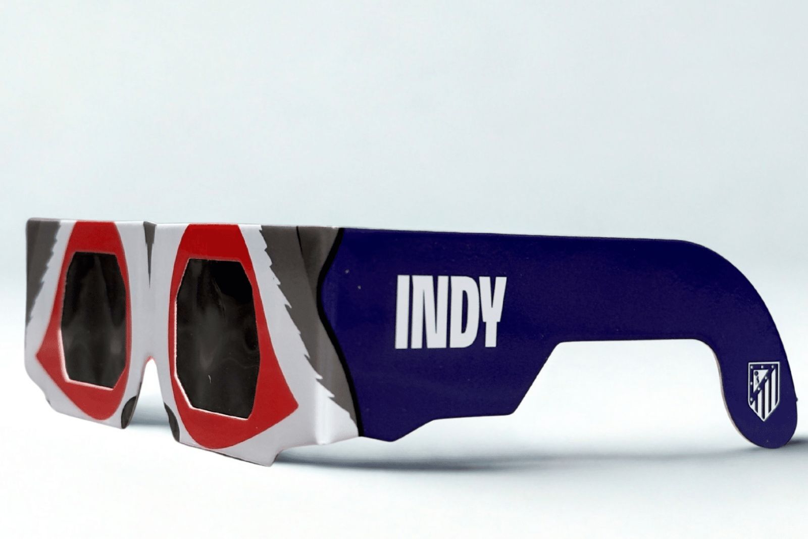 Las gafas colchoneras para vivir el eclipse | Fuente @Roptic Tienda oficial @lavozdelatleti Canva